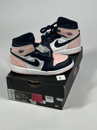 NIKE / JORDAN
Une paire de basket montante...