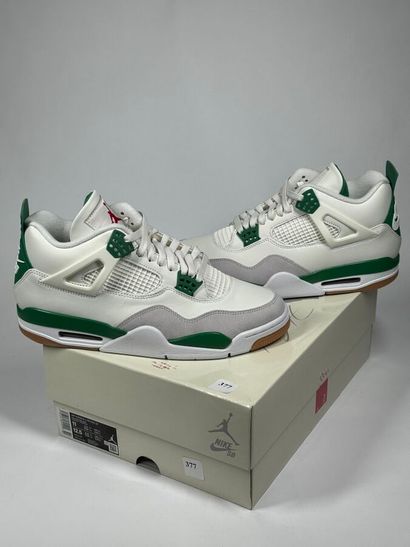 NIKE SB / JORDAN
A pair of semi-mounted sneakers,
Model:...
