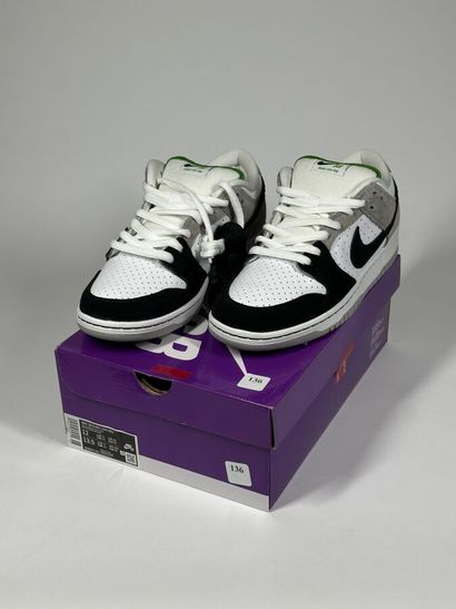 NIKE SB
A pair of low-top sneakers,
Model...