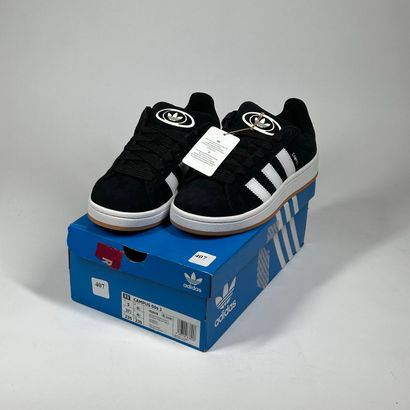 ADIDAS
A pair of low-top sneakers,
Model...