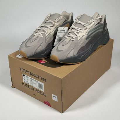 ADIDAS / YEEZY
A pair of low-top sneakers,
Model...