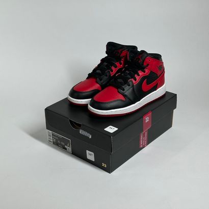 NIKE / JORDAN
Une paire de basket semi montante,
Modèle...