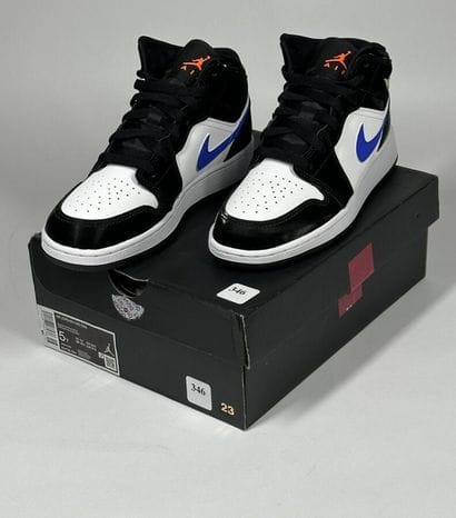 NIKE / JORDAN
A pair of semi-mounted sneakers,
Model...
