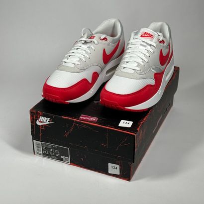 NIKE 
A set of 3 pairs of low-top sneakers,...