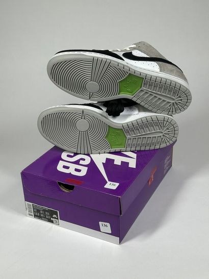 NIKE SB
A pair of low-top sneakers,
Model...
