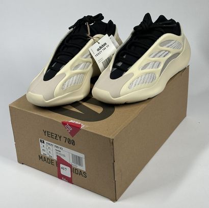 ADIDAS / YEEZY
A pair of low-top sneakers,
Model...