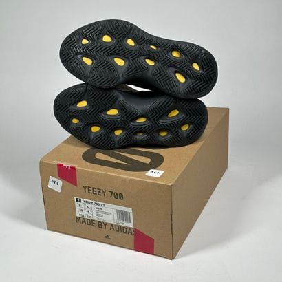 ADIDAS / YEEZY
Une paire de basket basse,
Modèle...