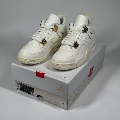 NIKE / JORDAN
A set of 3 pairs of semi-mounted...