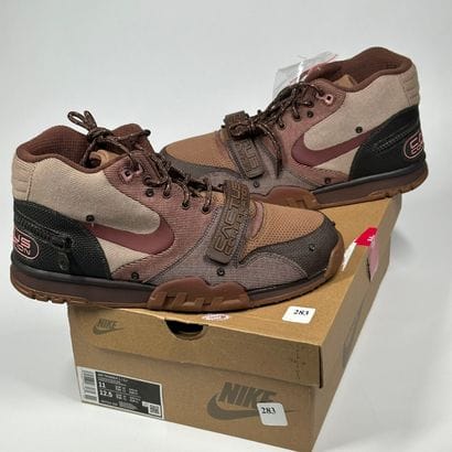 NIKE x TRAVIS SCOTT
Une paire de basket semi...