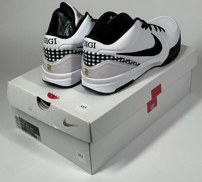 NIKE x KOBE
A pair of low-top sneakers,
Model...