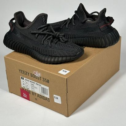 ADIDAS / YEEZY
A pair of low-top sneakers,
Model...
