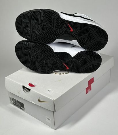 NIKE x KOBE
A pair of low-top sneakers,
Model...