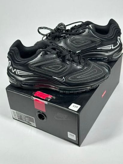 NIKE x SUPREME
A pair of low-top sneakers,
Model...