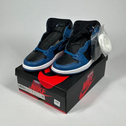 NIKE / JORDAN
A pair of high-top sneakers,
Model...