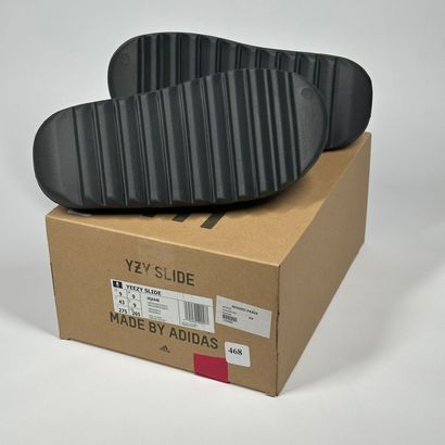 ADIDAS / YEEZY
A pair of sandals,
Model :...