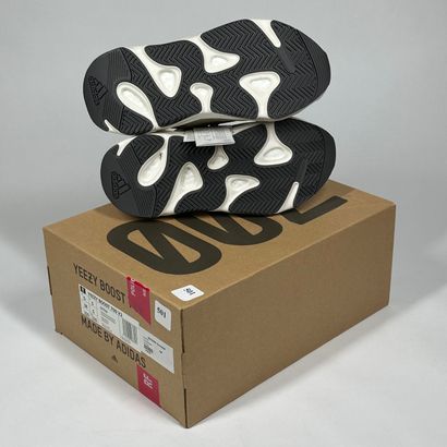 ADIDAS / YEEZY
A pair of low-top sneakers,
Model...