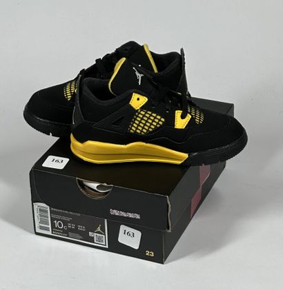 NIKE / JORDAN
Une paire de basket semi montante...