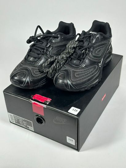 NIKE x SUPREME
A pair of low-top sneakers,
Model...