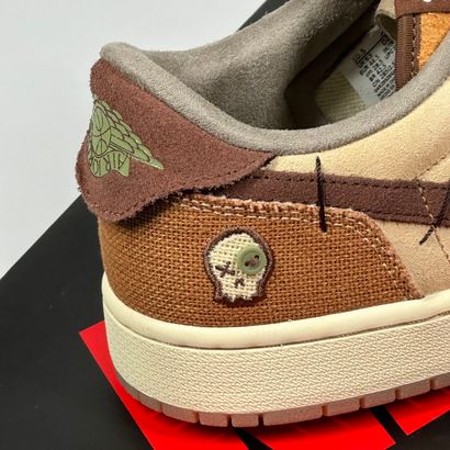 NIKE / JORDAN
A pair of low-top sneakers,
Model...