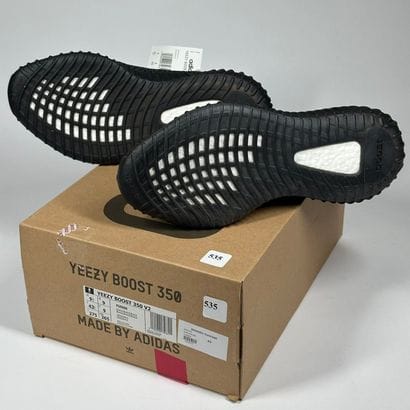 ADIDAS / YEEZY
Une paire de basket basse,
Modèle...