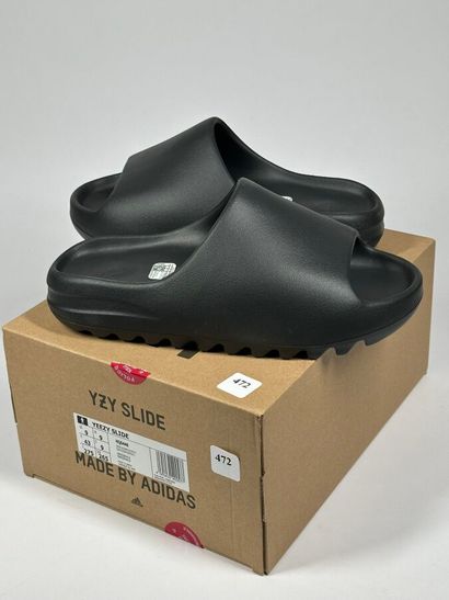 ADIDAS / YEEZY
A pair of sandals,
Model :...