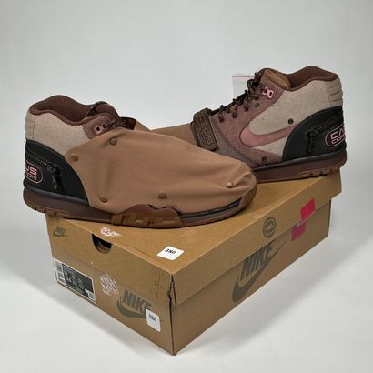 NIKE x TRAVIS SCOTT
A pair of semi-mounted...