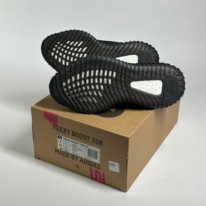 ADIDAS / YEEZY
Une paire de basket basse,
Modèle...
