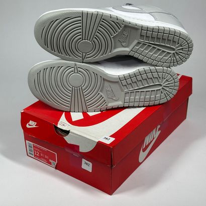 NIKE
A pair of low-top sneakers,
Model: Dunk...