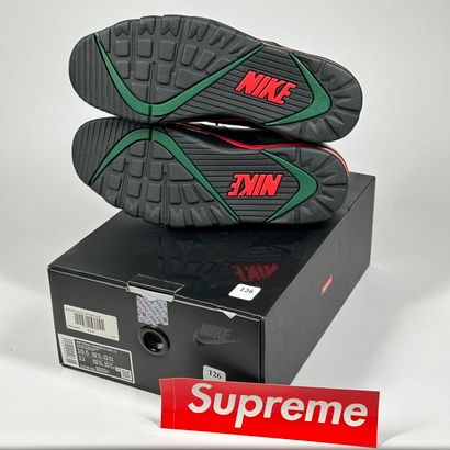NIKE x SUPREME
Une paire de basket basse,
Modèle...
