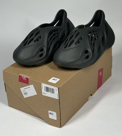 ADIDAS / YEEZY
A pair of low-top sneakers,
Model...