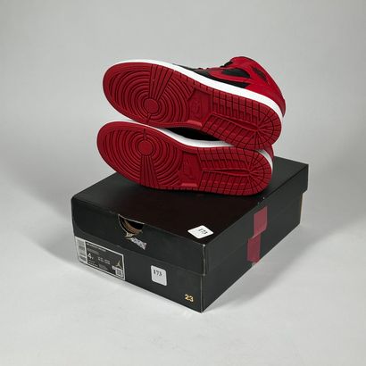 NIKE / JORDAN
Une paire de basket semi montante,
Modèle...