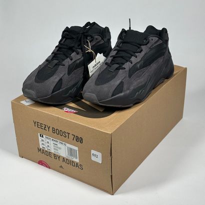 ADIDAS / YEEZY
A pair of low-top sneakers,
Model...
