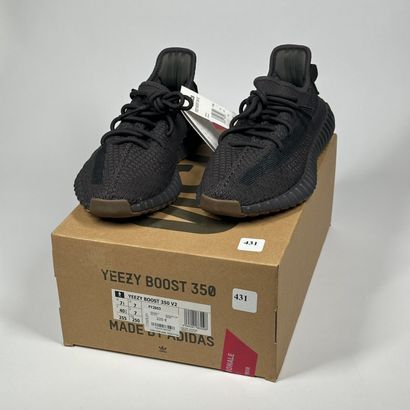 ADIDAS / YEEZY
A pair of low-top sneakers,
Model...