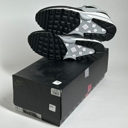 NIKE 
Une paire de basket basse,
Modèle :...