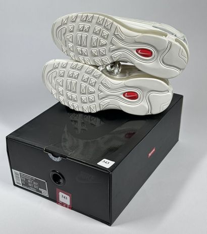 NIKE x SUPREME
A pair of low-top sneakers,
Model...