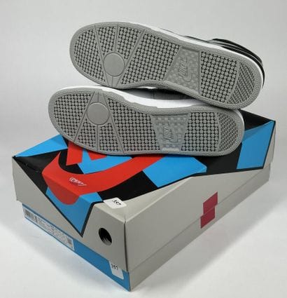 NIKE
A pair of low-top sneakers,
Model :...