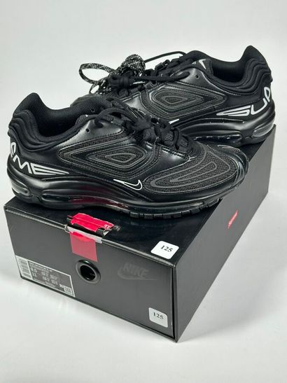NIKE x SUPREME
A pair of low-top sneakers,
Model...