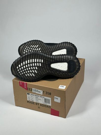 ADIDAS / YEEZY
Une paire de basket basse,
Modèle...
