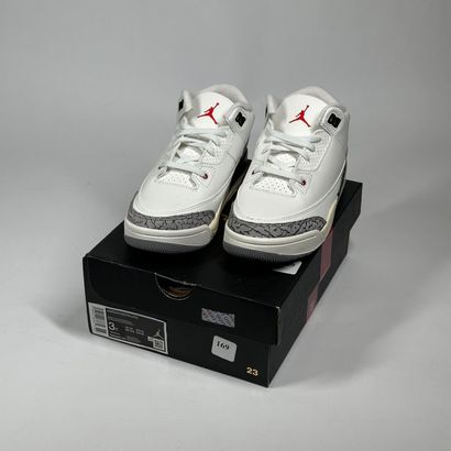NIKE / JORDAN
A pair of semi-mounted sneakers...