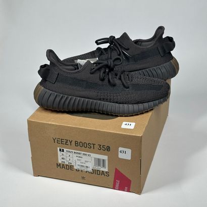 ADIDAS / YEEZY
A pair of low-top sneakers,
Model...