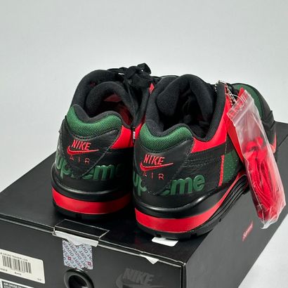 NIKE x SUPREME
Une paire de basket basse,
Modèle...