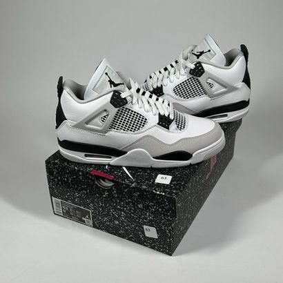 NIKE / JORDAN
A pair of semi-mounted sneakers,
Model...