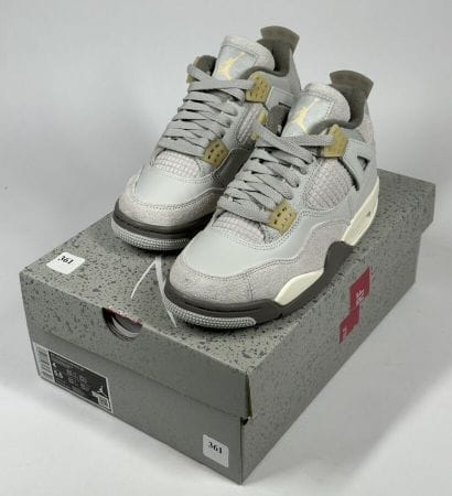 NIKE / JORDAN
A pair of high-top sneakers,
Model...