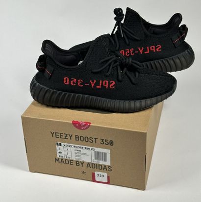 ADIDAS / YEEZY
A pair of low-top sneakers,
Model...