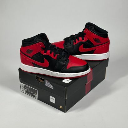NIKE / JORDAN
Une paire de basket semi montante,
Modèle...