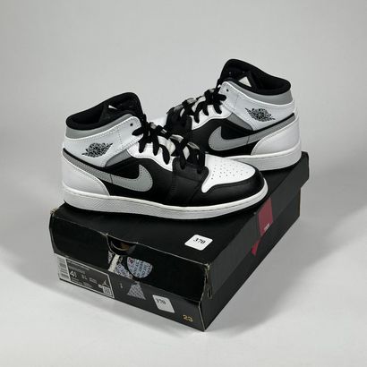 NIKE / JORDAN
A pair of semi-mounted sneakers,
Model:...