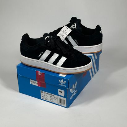 452
ADIDAS
A pair of low-top sneakers,
Model...