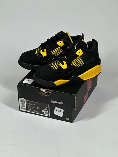 NIKE / JORDAN
Une paire de basket semi montante...