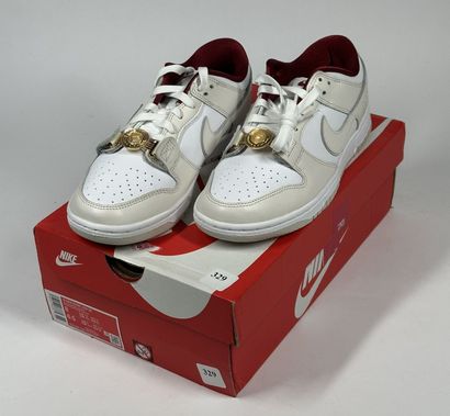 NIKE
A pair of low-top sneakers,
Model :...