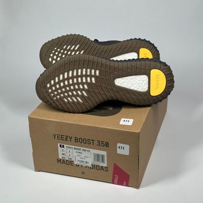 ADIDAS / YEEZY
A pair of low-top sneakers,
Model...
